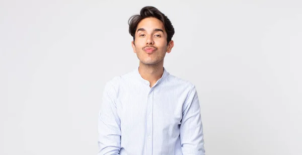 Hispânico Bonito Homem Pressionando Lábios Junto Com Bonito Divertido Feliz — Fotografia de Stock