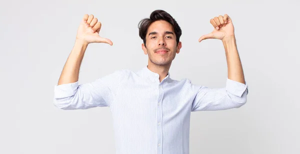 Hispanische Gutaussehender Mann Der Stolz Arrogant Und Selbstbewusst Ist Zufrieden — Stockfoto