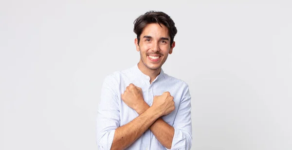 Hispânico Bonito Homem Sorrindo Alegremente Comemorando Com Punhos Apertados Braços — Fotografia de Stock