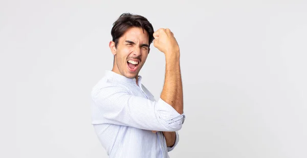 Hispanisch Gut Aussehender Mann Der Sich Glücklich Zufrieden Und Kraftvoll — Stockfoto