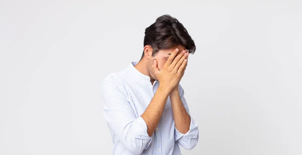 Hombre Guapo Hispano Cubriendo Los Ojos Con Las Manos Con — Foto de Stock