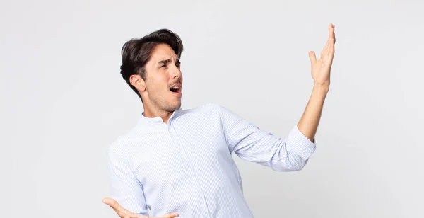 Hombre Guapo Hispano Interpretando Ópera Cantando Concierto Espectáculo Sintiéndose Romántico —  Fotos de Stock