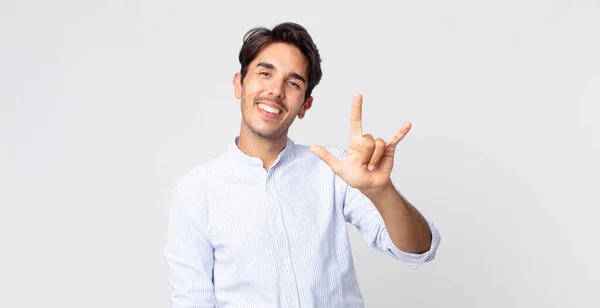 Homem Bonito Hispânico Sentindo Feliz Divertido Confiante Positivo Rebelde Fazendo — Fotografia de Stock