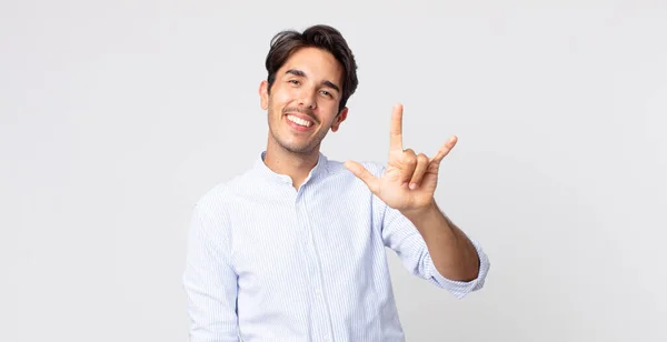 Hombre Guapo Hispano Sintiéndose Feliz Divertido Seguro Positivo Rebelde Haciendo — Foto de Stock