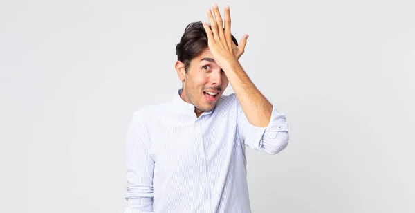 Hispanic Handsome Man Raising Palm Forehead Thinking Oops Making Stupid — ストック写真