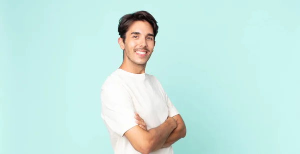 Hispânico Bonito Homem Sorrindo Para Câmera Com Braços Cruzados Uma — Fotografia de Stock