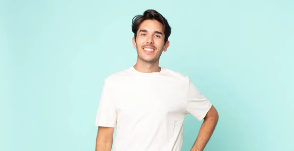 Hombre Guapo Hispano Sonriendo Felizmente Con Una Mano Cadera Actitud —  Fotos de Stock