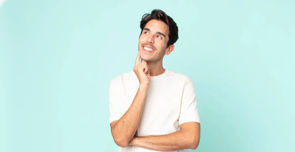 Hispanische Gutaussehende Mann Glücklich Lächelnd Und Tagträumend Oder Zweifelnd Blick — Stockfoto