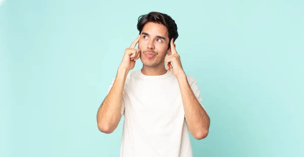 Homem Bonito Hispânico Sentindo Confuso Duvidoso Concentrando Uma Ideia Pensando — Fotografia de Stock