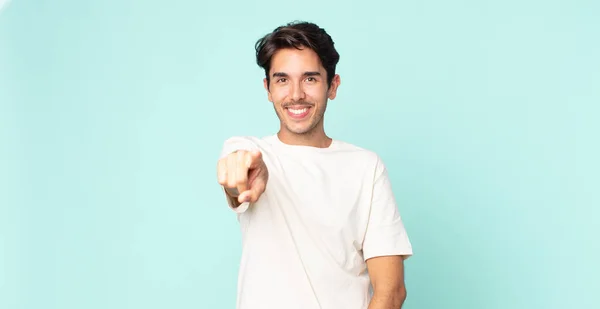 Ispanico Bell Uomo Che Punta Alla Macchina Fotografica Con Sorriso — Foto Stock