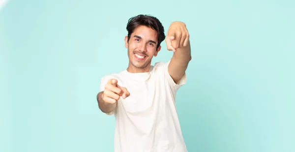 Hispánský Pohledný Muž Šťastný Sebevědomý Ukazuje Kameru Oběma Rukama Směje — Stock fotografie