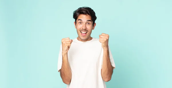 Ispanico Bello Uomo Sentirsi Scioccato Eccitato Felice Ridendo Celebrando Successo — Foto Stock