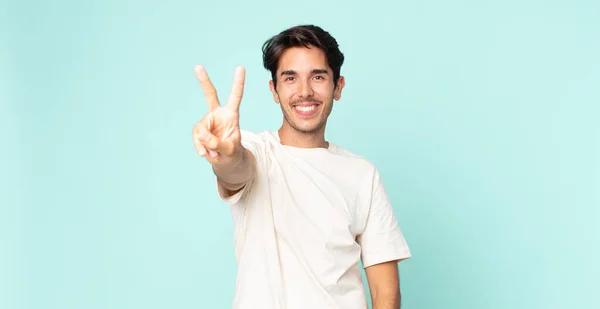 Hispânico Bonito Homem Sorrindo Olhando Feliz Despreocupado Positivo Gesticulando Vitória — Fotografia de Stock