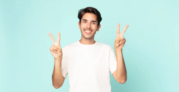 Hombre Guapo Hispano Sonriendo Luciendo Feliz Amistoso Satisfecho Haciendo Gestos — Foto de Stock