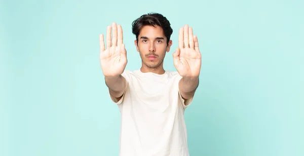 Hombre Guapo Hispano Que Parece Serio Infeliz Enojado Disgustado Prohibiendo — Foto de Stock