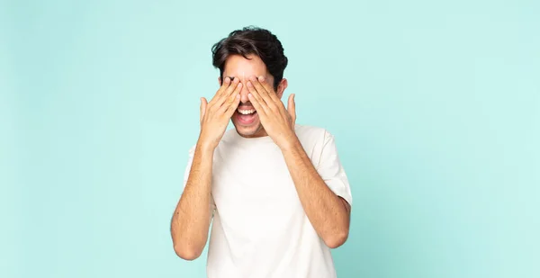 Hombre Guapo Hispano Sonriendo Sintiéndose Feliz Cubriendo Los Ojos Con —  Fotos de Stock