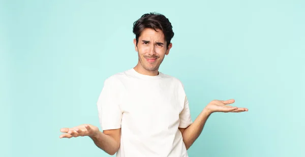 Hombre Guapo Hispano Mirando Perplejo Confundido Estresado Preguntándose Entre Diferentes —  Fotos de Stock