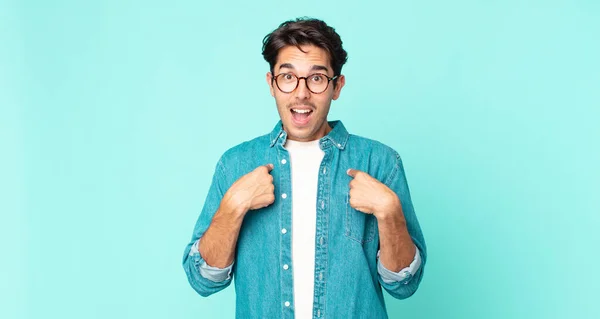 Hispânico Bonito Homem Sentindo Feliz Surpreso Orgulhoso Apontando Para Mesmo — Fotografia de Stock