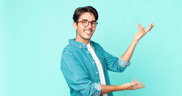 Homem Bonito Hispânico Sorrindo Orgulhosa Confiantemente Sentindo Feliz Satisfeito Mostrando — Fotografia de Stock