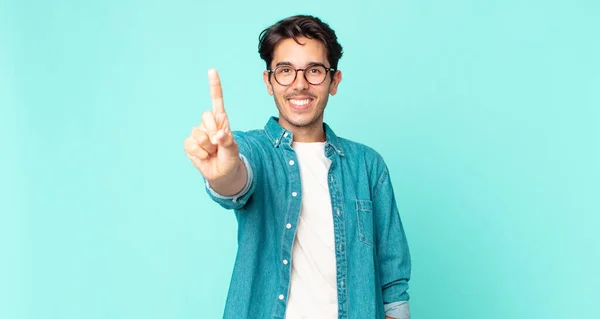 Hispânico Bonito Homem Sorrindo Orgulhosamente Confiantemente Fazendo Número Pose Triunfante — Fotografia de Stock