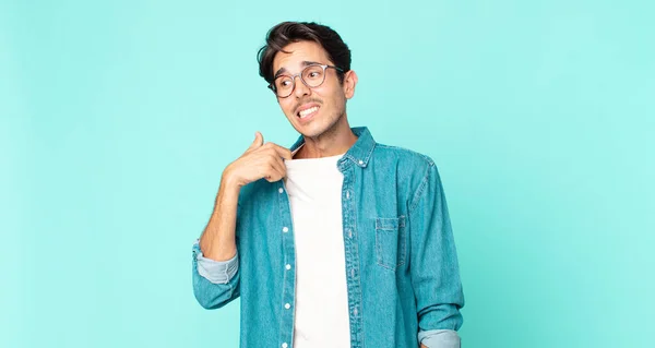 Latino Knappe Man Zich Gestrest Angstig Moe Gefrustreerd Trekken Shirt — Stockfoto