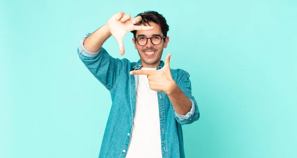Hispánský Pohledný Muž Cítí Šťastný Přátelský Pozitivní Usmívá Vytváří Portrét — Stock fotografie