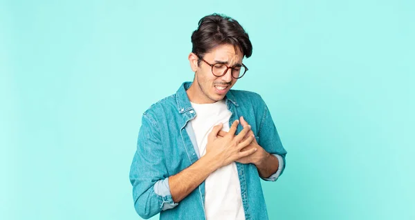 Hispânico Bonito Homem Olhando Triste Ferido Coração Partido Segurando Ambas — Fotografia de Stock