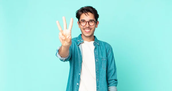 Hispânico Bonito Homem Sorrindo Olhando Amigável Mostrando Número Três Terceiro — Fotografia de Stock