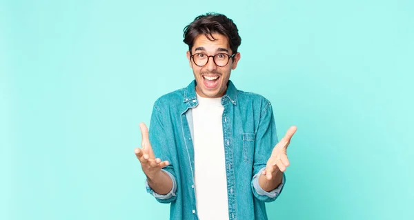 Homem Bonito Hispânico Sentindo Feliz Surpreso Sortudo Surpreso Como Dizer — Fotografia de Stock