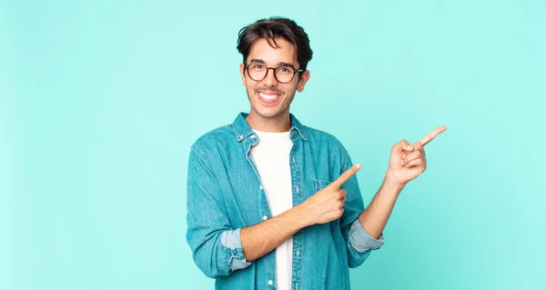 Hispânico Bonito Homem Sorrindo Feliz Apontando Para Lado Para Cima — Fotografia de Stock