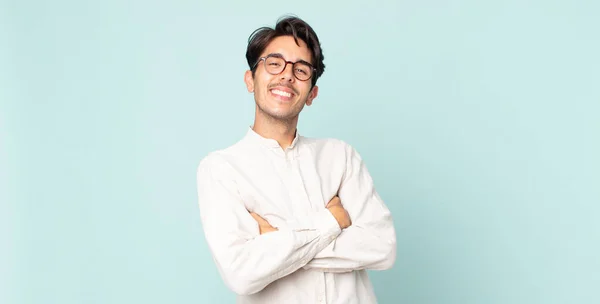 Hombre Guapo Hispano Riendo Felizmente Con Los Brazos Cruzados Con — Foto de Stock