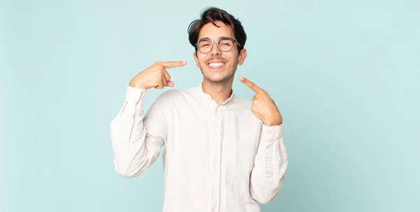 Hispânico Bonito Homem Sorrindo Confiantemente Apontando Para Próprio Sorriso Largo — Fotografia de Stock