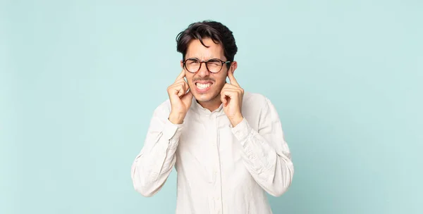 Ispanico Bell Uomo Che Sembra Arrabbiato Stressato Infastidito Coprendo Entrambe — Foto Stock