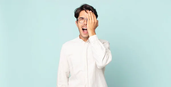 Hombre Guapo Hispano Que Parece Soñoliento Aburrido Bostezando Con Dolor — Foto de Stock