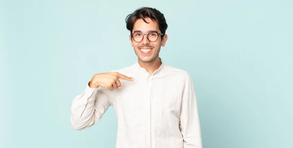 Paniekerige Knappe Man Die Gelukkig Trots Verrast Uitziet Vrolijk Wijzend — Stockfoto