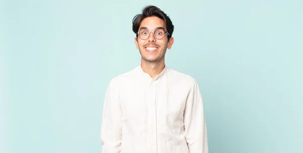 Hombre Guapo Hispano Luciendo Feliz Tonto Con Una Sonrisa Amplia —  Fotos de Stock