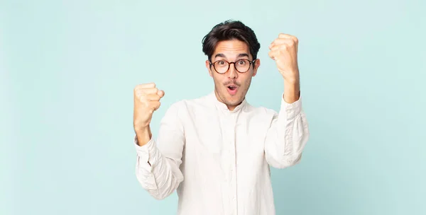 Hispânico Bonito Homem Celebrando Sucesso Inacreditável Como Vencedor Olhando Animado — Fotografia de Stock