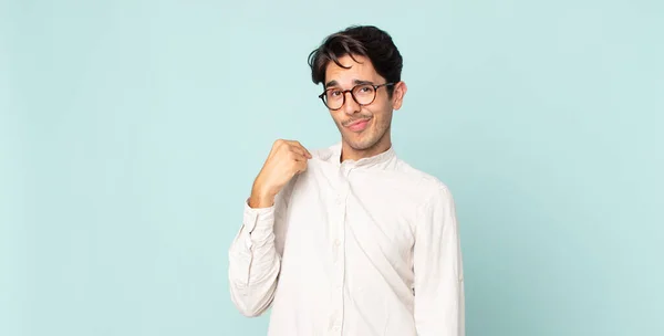 Hispânico Bonito Homem Olhando Arrogante Bem Sucedido Positivo Orgulhoso Apontando — Fotografia de Stock