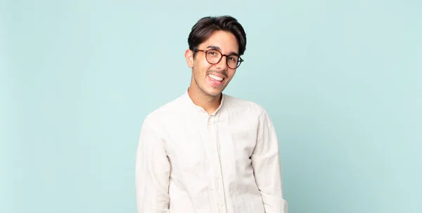 Hispanic Knappe Man Met Een Grote Vriendelijke Zorgeloze Glimlach Zoek — Stockfoto