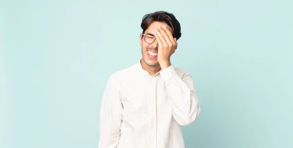 Hispánský Pohledný Muž Smějící Mlaskající Čelem Jako Říkal Doh Zapomněl — Stock fotografie