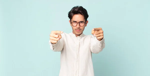 Hombre Guapo Hispano Señalando Hacia Adelante Cámara Con Ambos Dedos —  Fotos de Stock