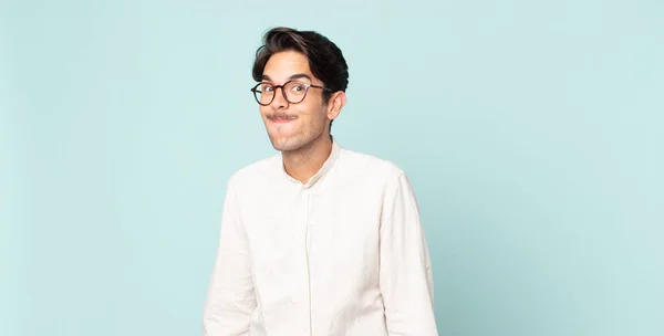 Hispanic Stilig Man Med Fånig Galen Förvånad Uttryck Puffande Kinder — Stockfoto