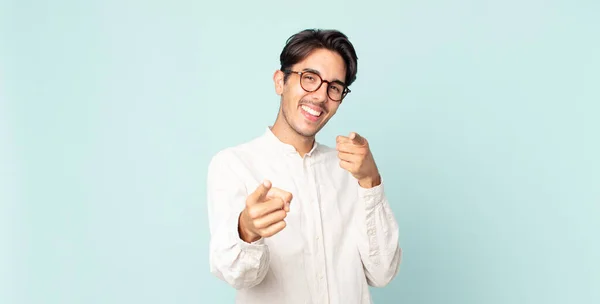 Hispánec Pohledný Muž Usmívá Pozitivním Úspěšným Šťastným Postojem Ukazuje Kameru — Stock fotografie