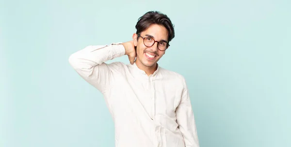 Hispânico Bonito Homem Rindo Alegremente Confiantemente Com Casual Feliz Sorriso — Fotografia de Stock