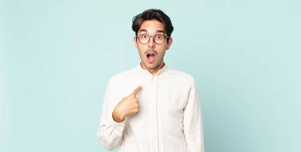 Hombre Guapo Hispano Mirando Sorprendido Sorprendido Con Boca Abierta Apuntando — Foto de Stock