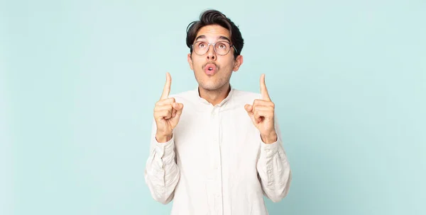 Hispanic Handsome Man Feeling Awed Open Mouthed Pointing Upwards Shocked — Stock Photo, Image