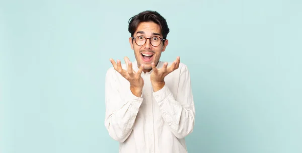 Hombre Guapo Hispano Buscando Desesperado Frustrado Estresado Infeliz Molesto Gritando — Foto de Stock