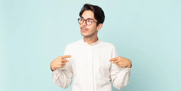 Hispânico Bonito Homem Olhando Orgulhoso Positivo Casual Apontando Para Peito — Fotografia de Stock