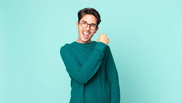 Hombre Guapo Hispano Sintiéndose Feliz Positivo Exitoso Motivado Cuando Enfrenta — Foto de Stock