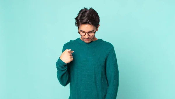 Hispânico Bonito Homem Sorrindo Alegre Casualmente Olhando Para Baixo Apontando — Fotografia de Stock